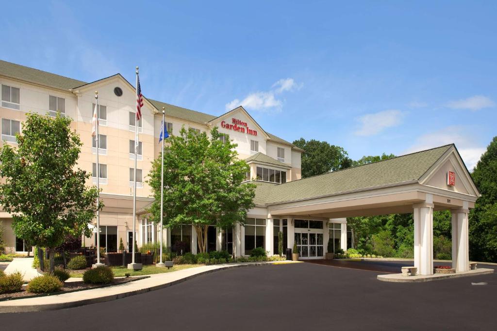 una representación de un hotel con aparcamiento en Hilton Garden Inn Huntsville South/Redstone Arsenal, en Huntsville