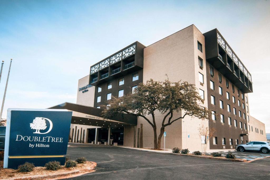 ein Gebäude mit einem Schild davor in der Unterkunft Doubletree By Hilton Lubbock - University Area in Lubbock