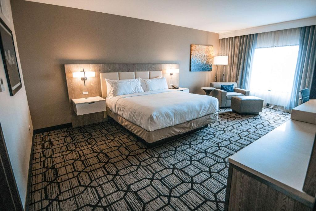 Postel nebo postele na pokoji v ubytování Doubletree By Hilton Lubbock - University Area