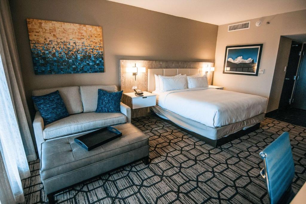 Postel nebo postele na pokoji v ubytování Doubletree By Hilton Lubbock - University Area