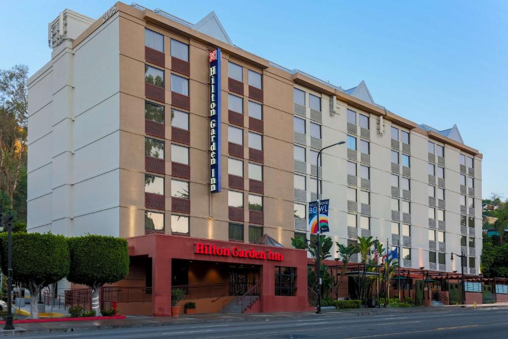 un bâtiment avec un hôtel sur le côté d'une rue dans l'établissement Hilton Garden Inn Los Angeles / Hollywood, à Los Angeles