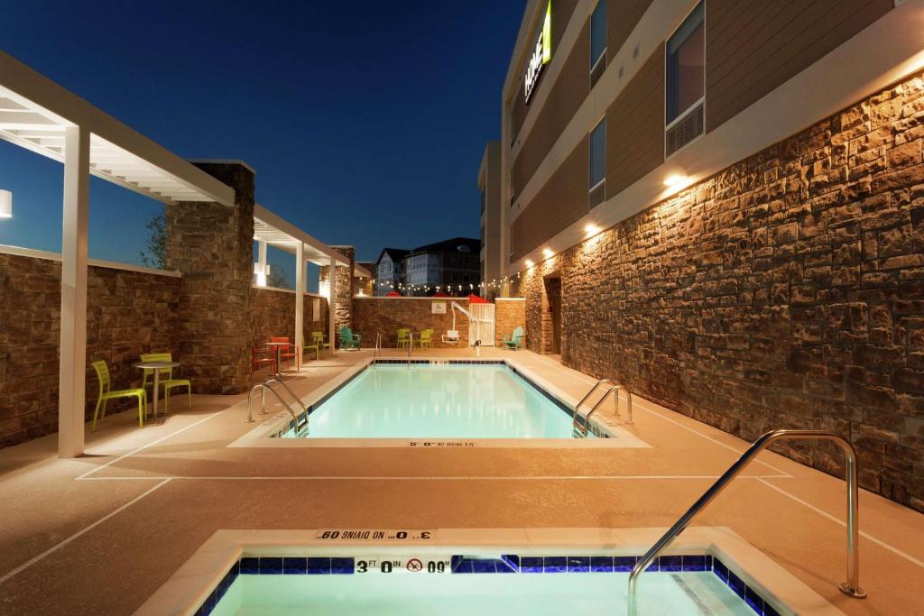 Bazén v ubytování Home2 Suites by Hilton Midland nebo v jeho okolí