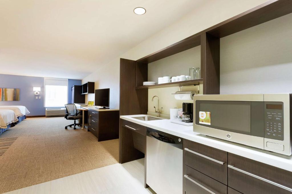 Kuchyň nebo kuchyňský kout v ubytování Home2 Suites by Hilton Midland
