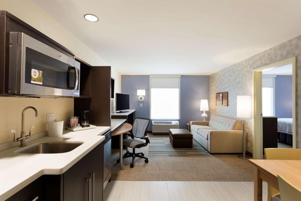 TV a/nebo společenská místnost v ubytování Home2 Suites by Hilton Midland