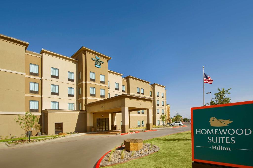 un hotel con un cartel frente a un edificio en Homewood Suites by Hilton Midland, en Midland