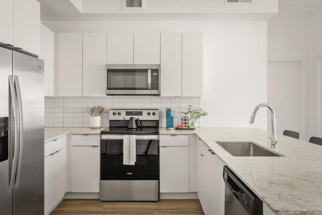 Kuchyň nebo kuchyňský kout v ubytování Locale Midtown Phoenix