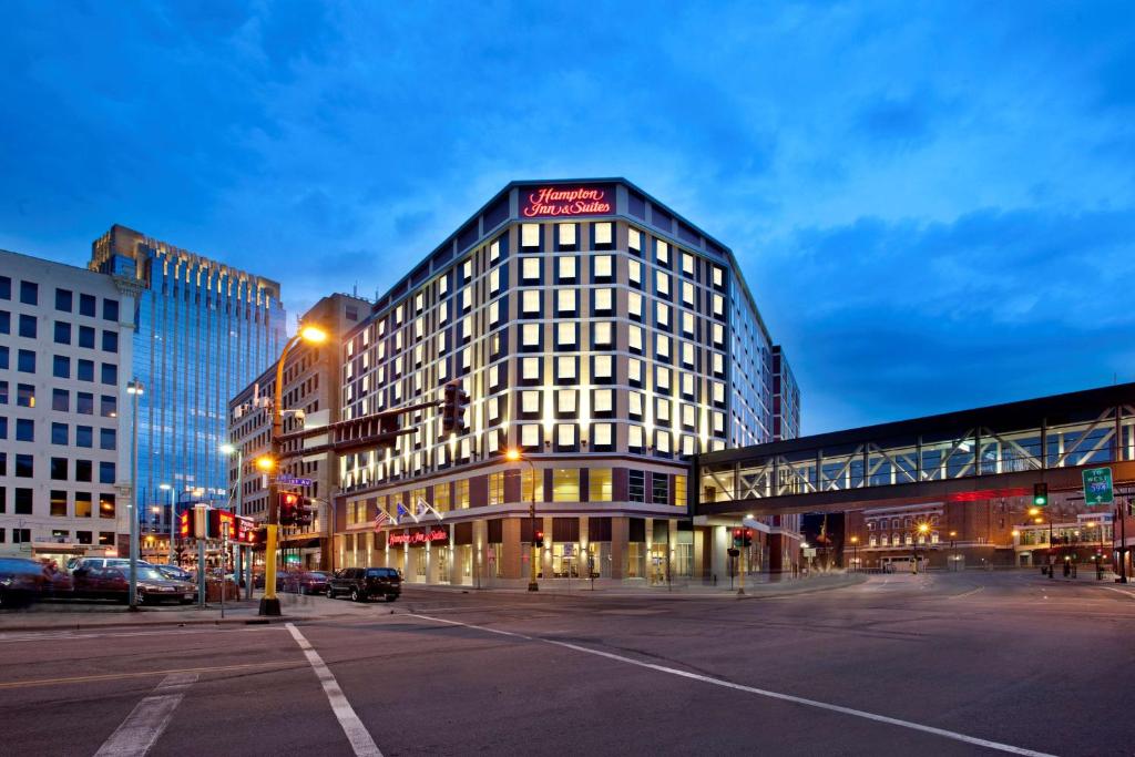 un grand bâtiment sur une rue de la ville la nuit dans l'établissement Hampton Inn & Suites - Minneapolis/Downtown, à Minneapolis