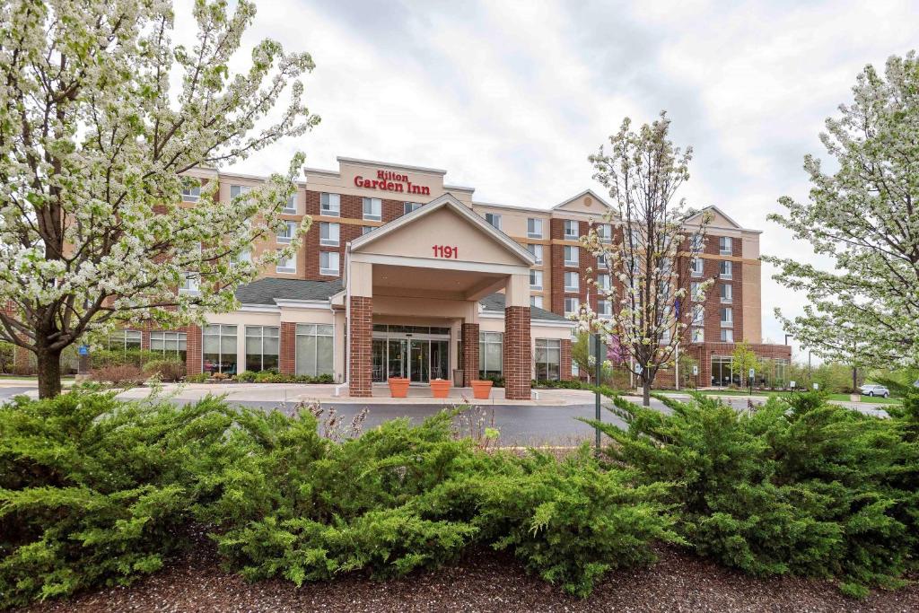 una representación de la parte delantera de un edificio hospitalario en Hilton Garden Inn Schaumburg en Schaumburg