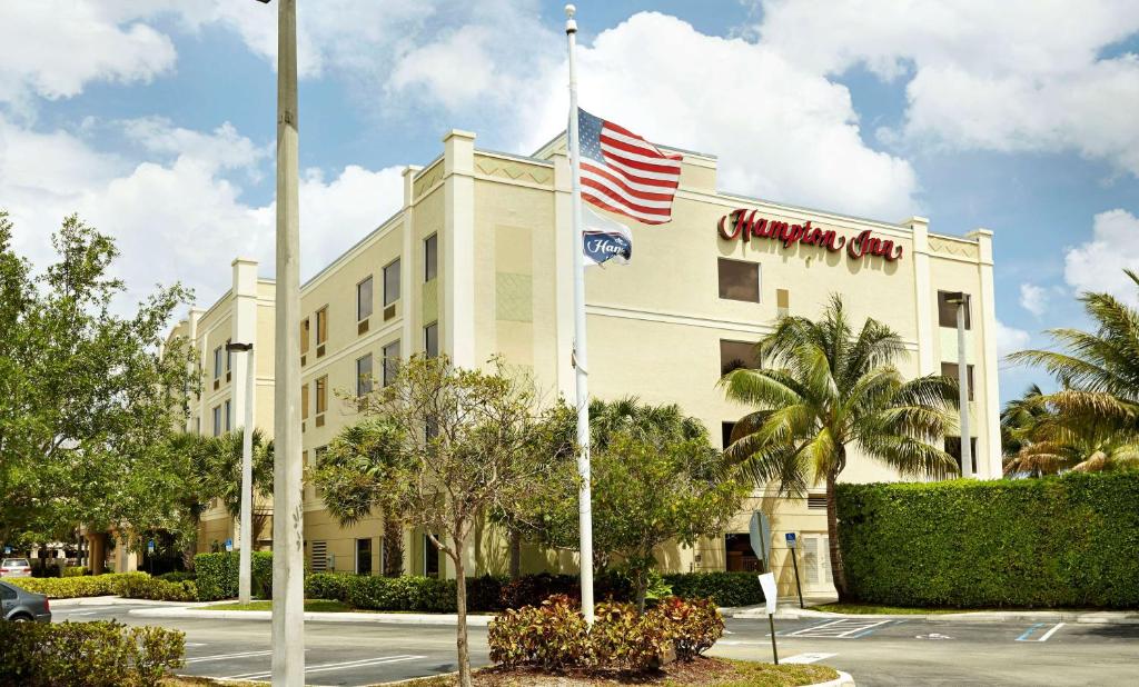 A Palm Beach office building has sold for $8.5 million on Royal Palm Way