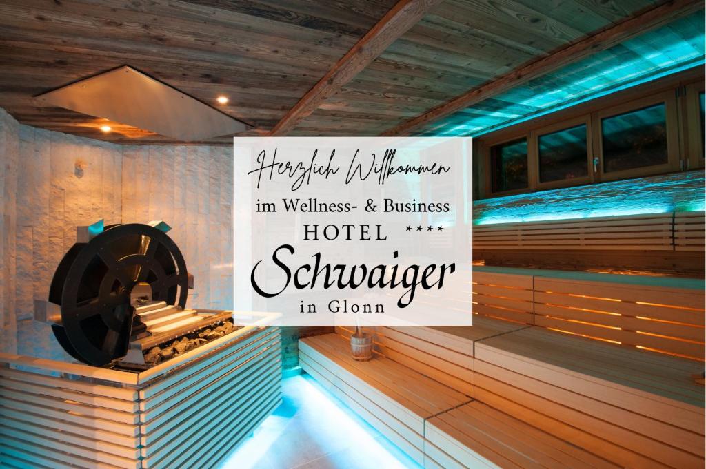 ein Schild für eine Hotelsauna mit Steammill in der Unterkunft Hotel Schwaiger in Glonn