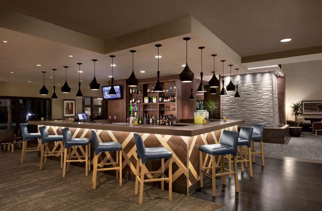 Lounge nebo bar v ubytování Embassy Suites by Hilton Phoenix Tempe