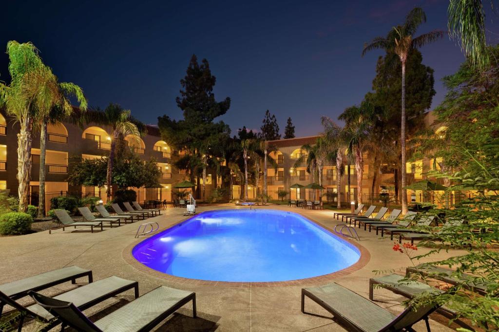 Bazén v ubytování Embassy Suites by Hilton Phoenix Tempe nebo v jeho okolí