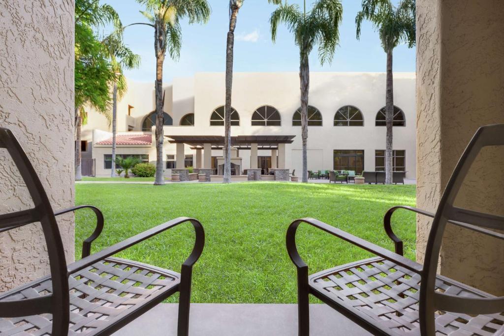 Zahrada ubytování Embassy Suites by Hilton Phoenix Tempe