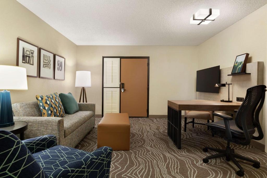 TV a/nebo společenská místnost v ubytování Embassy Suites by Hilton Phoenix Tempe