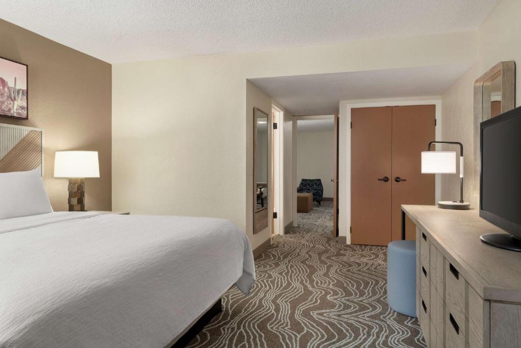TV a/nebo společenská místnost v ubytování Embassy Suites by Hilton Phoenix Tempe