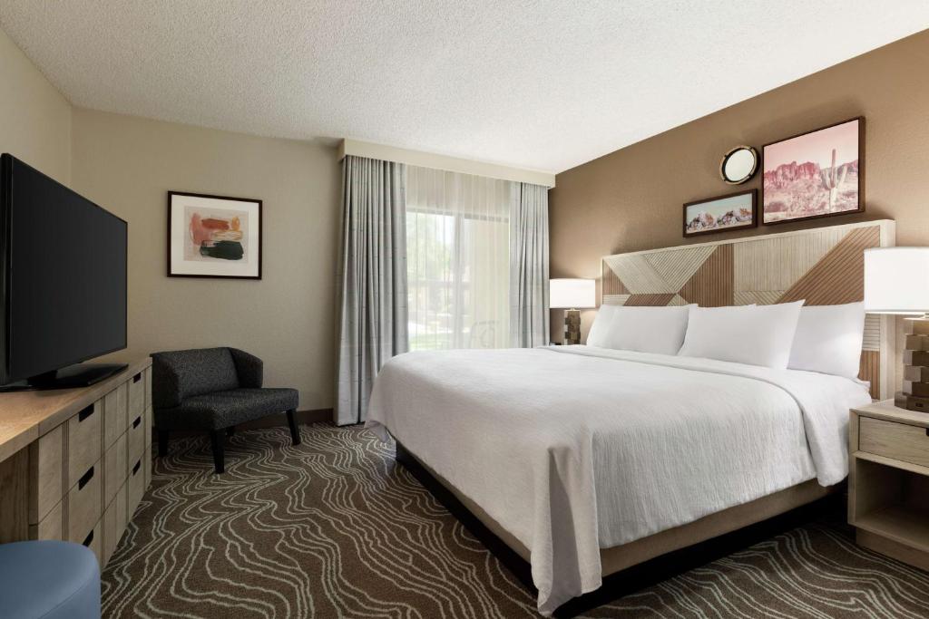 Postel nebo postele na pokoji v ubytování Embassy Suites by Hilton Phoenix Tempe