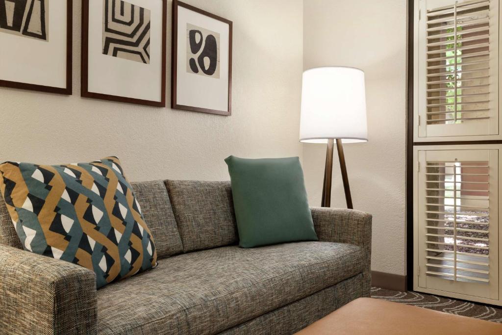 Posezení v ubytování Embassy Suites by Hilton Phoenix Tempe