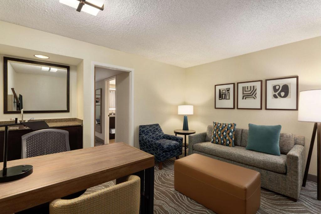 Posezení v ubytování Embassy Suites by Hilton Phoenix Tempe