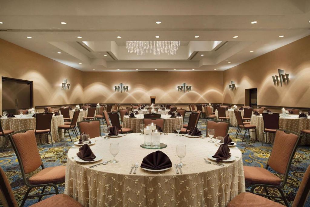 Restaurace v ubytování Embassy Suites by Hilton Phoenix Tempe