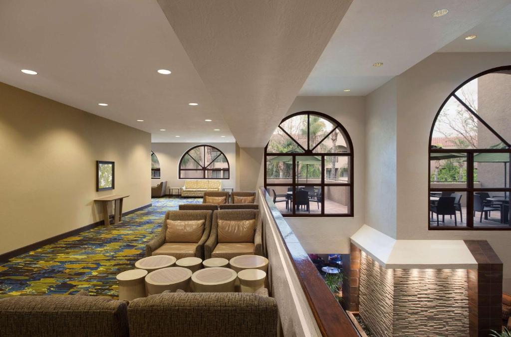 Posezení v ubytování Embassy Suites by Hilton Phoenix Tempe