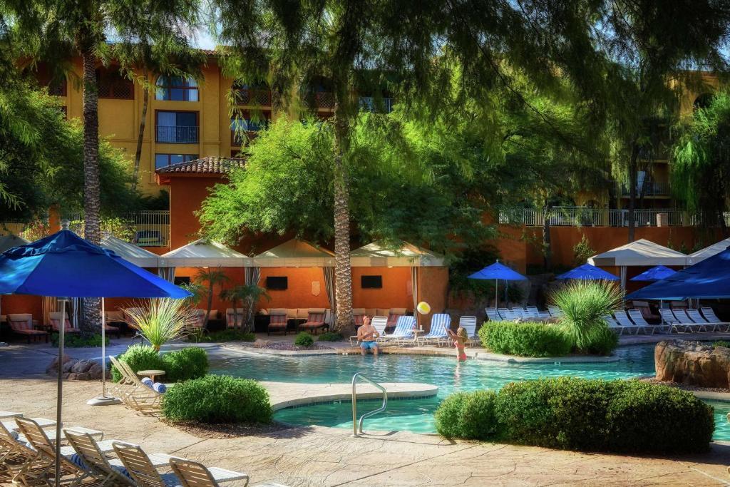 Bazén v ubytování Hilton Phoenix Tapatio Cliffs Resort nebo v jeho okolí