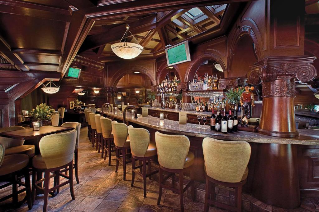Lounge nebo bar v ubytování Hilton Phoenix Tapatio Cliffs Resort