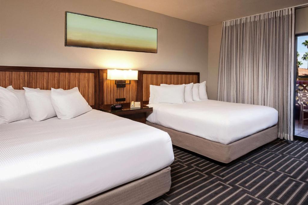 Postel nebo postele na pokoji v ubytování Hilton Phoenix Tapatio Cliffs Resort