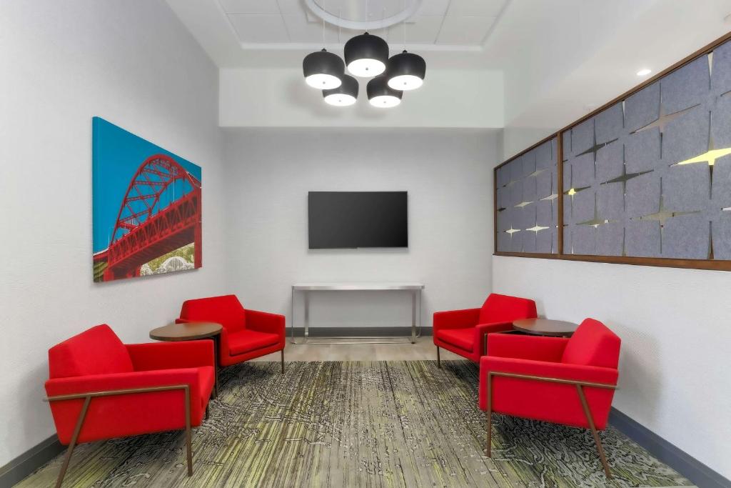 Телевизор и/или развлекательный центр в Hampton Inn & Suites Pittsburgh Downtown