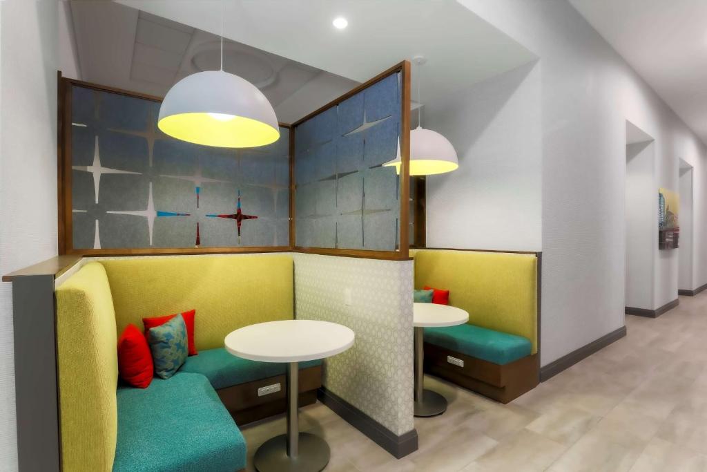 Гостиная зона в Hampton Inn & Suites Pittsburgh Downtown