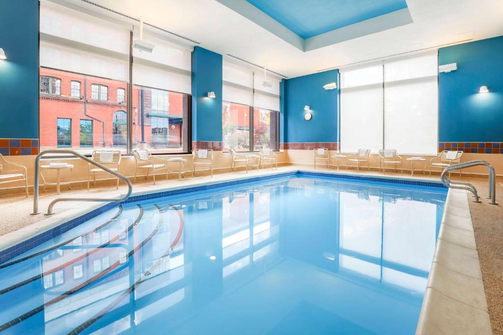 Бассейн в Hampton Inn & Suites Pittsburgh Downtown или поблизости