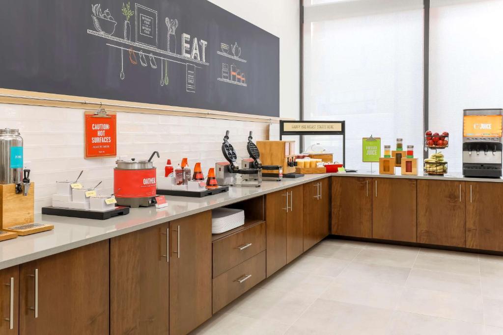 Кухня или мини-кухня в Hampton Inn & Suites Pittsburgh Downtown
