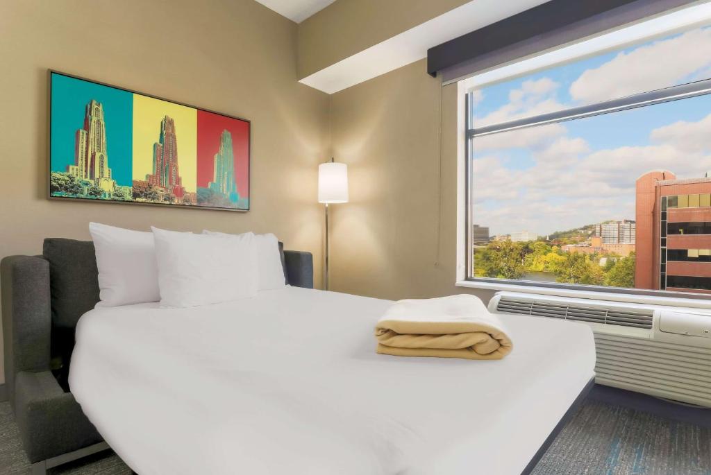 Кровать или кровати в номере Hampton Inn & Suites Pittsburgh Downtown