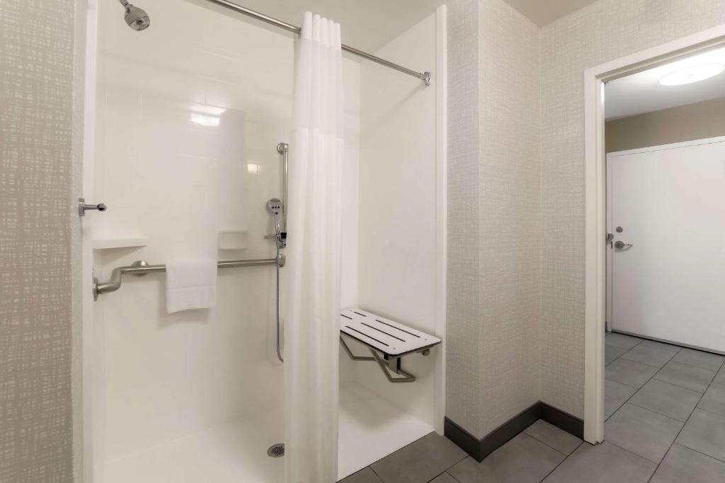 Ванная комната в Hampton Inn & Suites Pittsburgh Downtown