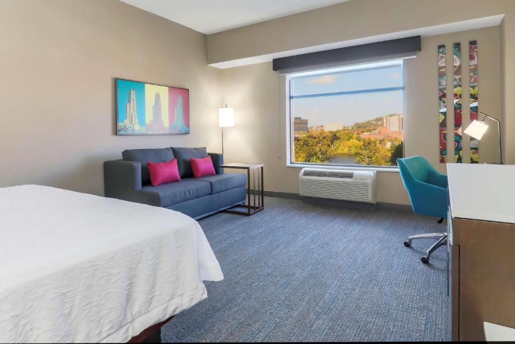 Кровать или кровати в номере Hampton Inn & Suites Pittsburgh Downtown