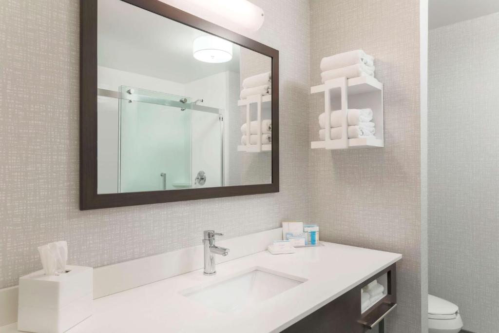 Ванная комната в Hampton Inn & Suites Pittsburgh Downtown