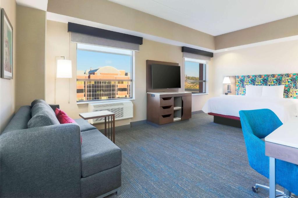 Телевизор и/или развлекательный центр в Hampton Inn & Suites Pittsburgh Downtown