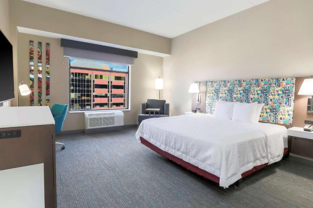 Кровать или кровати в номере Hampton Inn & Suites Pittsburgh Downtown