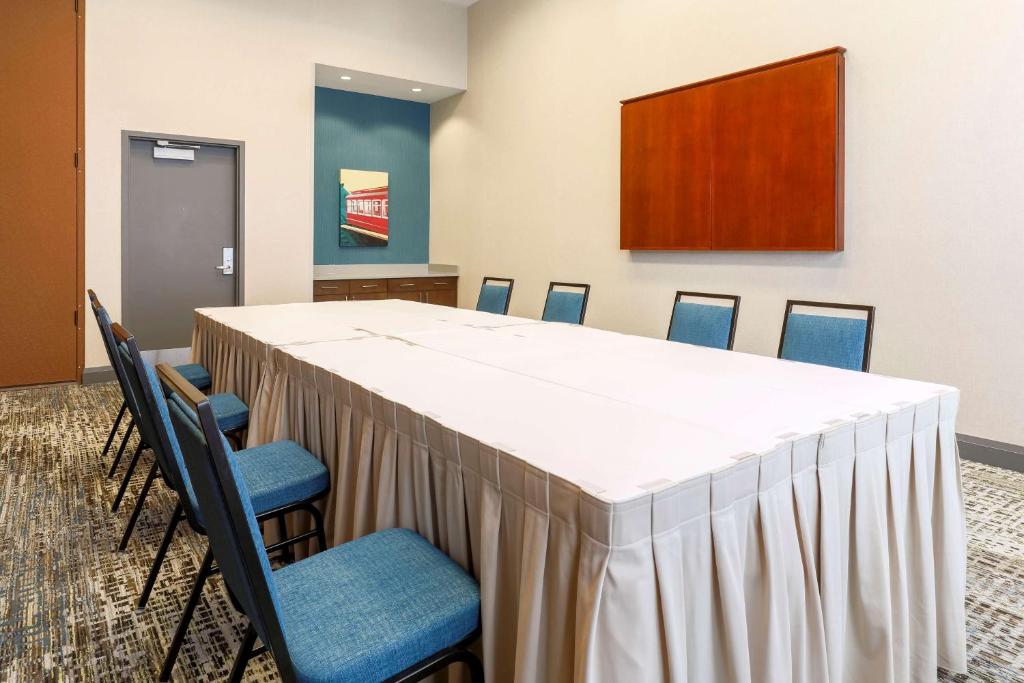 Бизнес-центр и/или конференц-зал в Hampton Inn & Suites Pittsburgh Downtown