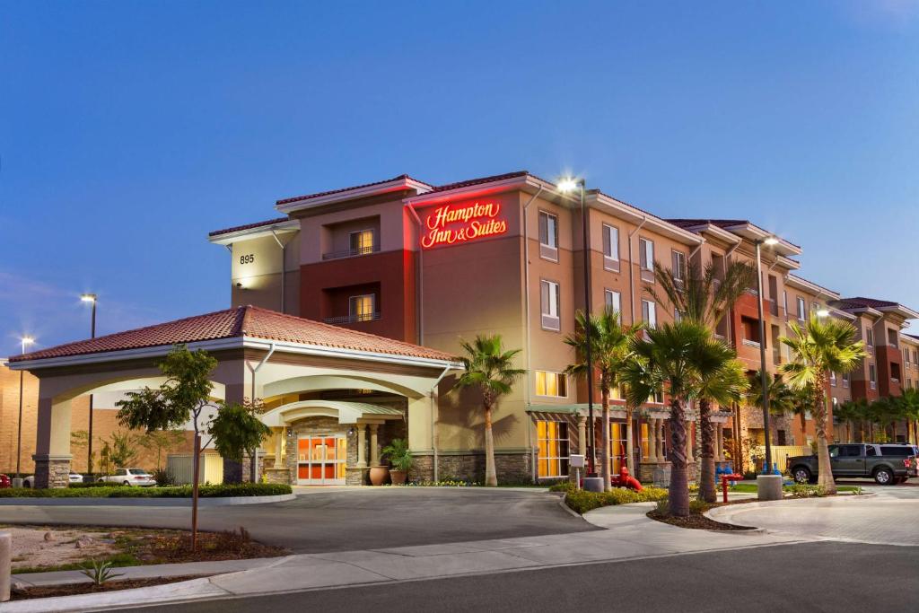 ein Hotel mit einem Schild an der Seite eines Gebäudes in der Unterkunft Hampton Inn & Suites San Bernardino in San Bernardino