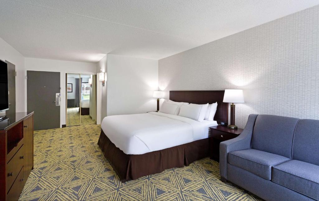 DoubleTree by Hilton Washington Meadow Lands Casino Area - King Room With Patio - Non-Smoking