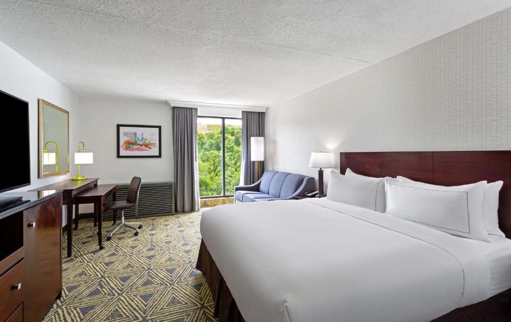 DoubleTree by Hilton Washington Meadow Lands Casino Area - King Room With Sofa Bed - Non-Smoking