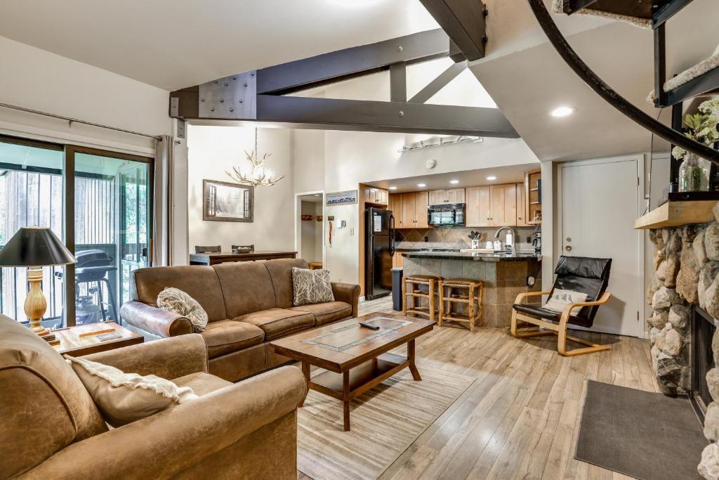 una sala de estar con un sofá y una mesa en Keystone Condo on Shuttle Line Less Than 1 Mi to Resort!, en Dillon