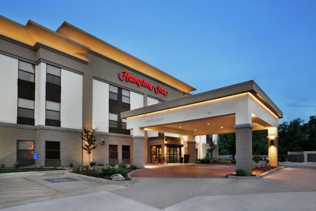 uma vista frontal de um hotel em Hampton Inn Shawnee em Shawnee