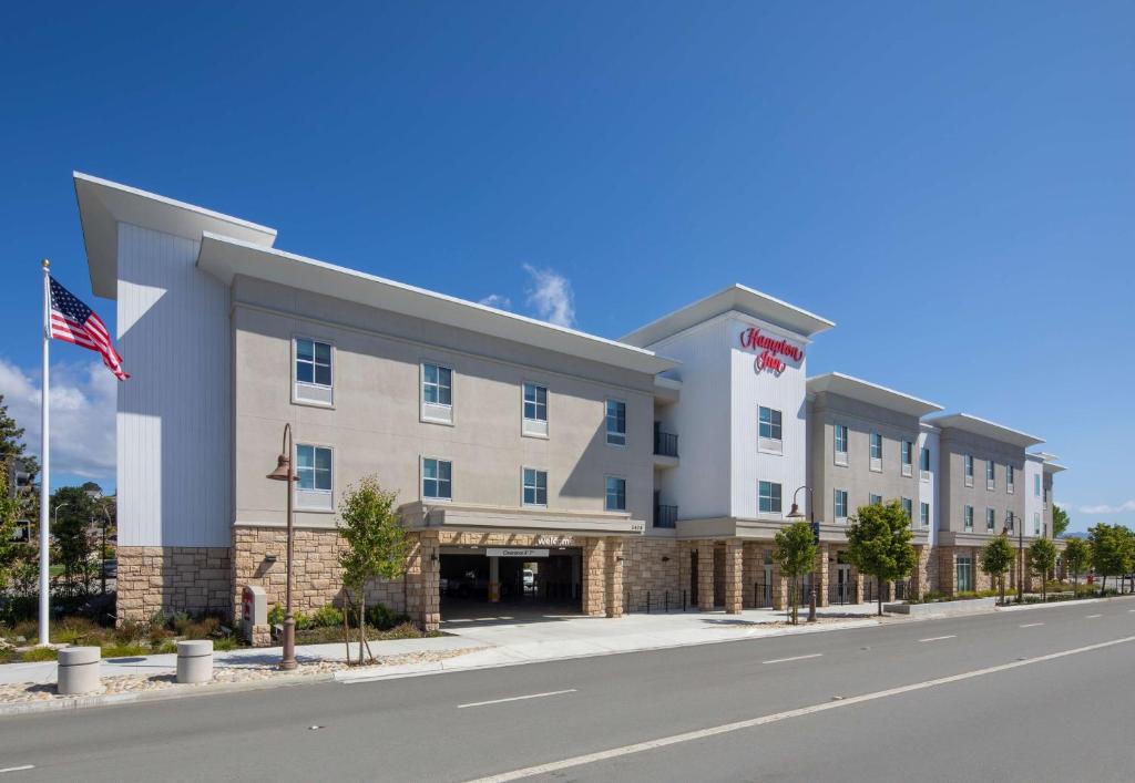 une représentation de l'avant d'un hôtel dans l'établissement Hampton Inn Santa Cruz West, Ca, à Santa Cruz