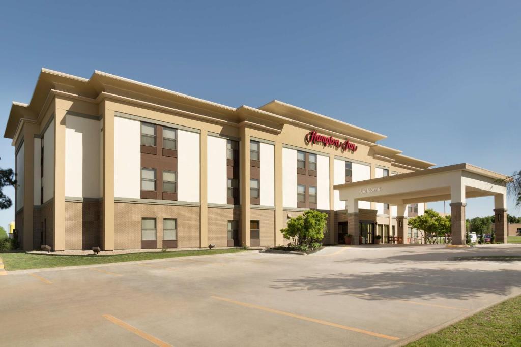 una representación de un edificio de hotel con aparcamiento en Hampton Inn San Angelo en San Angelo
