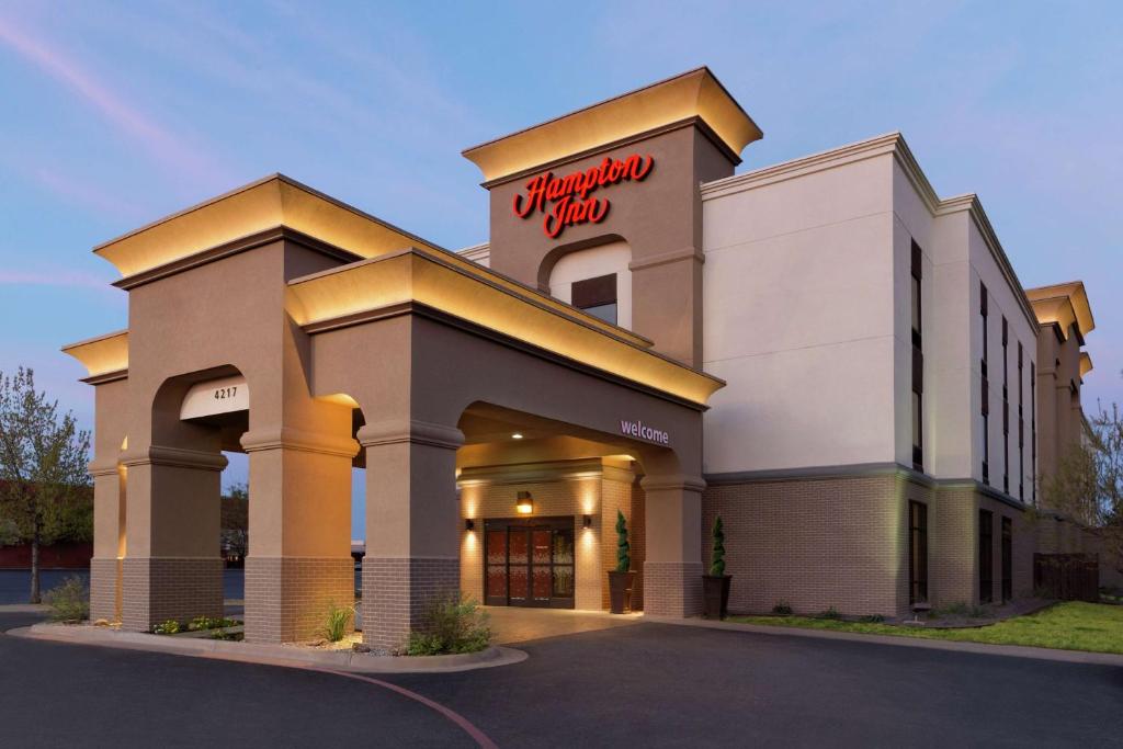 un hotel con un cartello sulla facciata di Hampton Inn Wichita Falls-Sikes Senter Mall a Wichita Falls