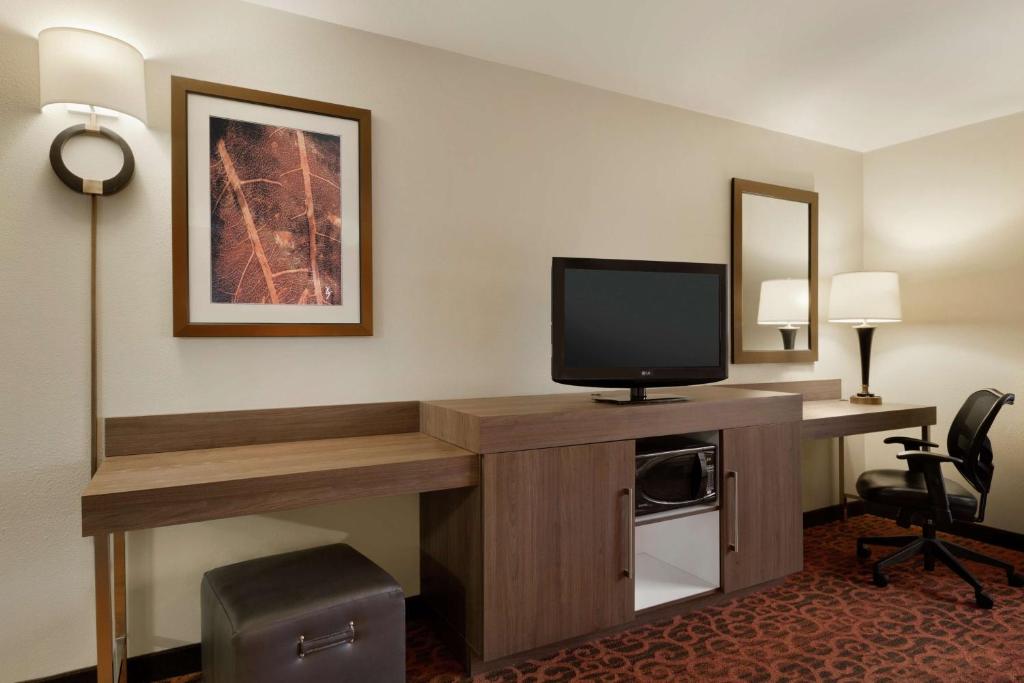 Hampton Inn Wichita Falls-Sikes Senter Mall - King Room With Sofa Bed And Study - Non-Smoking