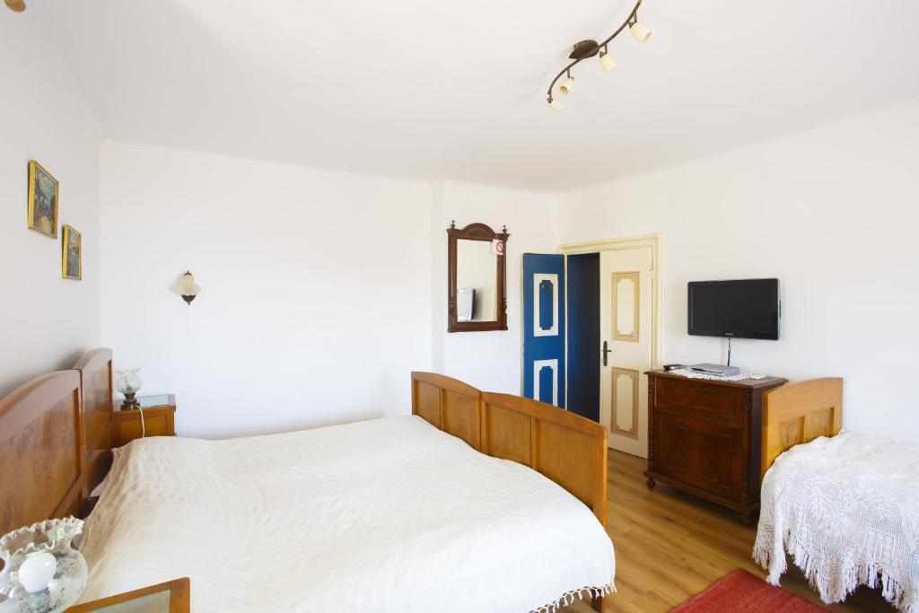Postel nebo postele na pokoji v ubytování Apartments Villa Kastav in Old town center with sea view and parking