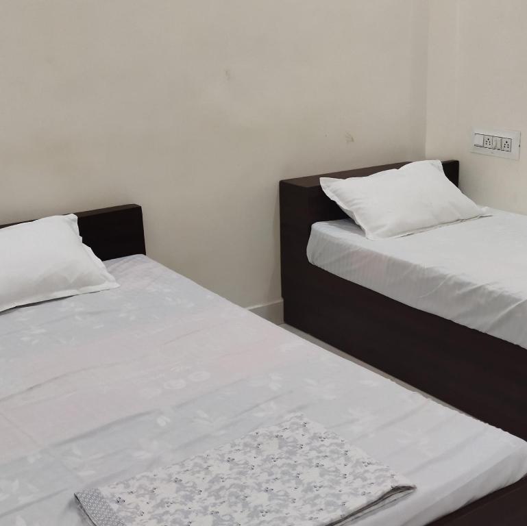 Postel nebo postele na pokoji v ubytování Shree Gajlaxmi Hotel walking distance from mahakaleswar