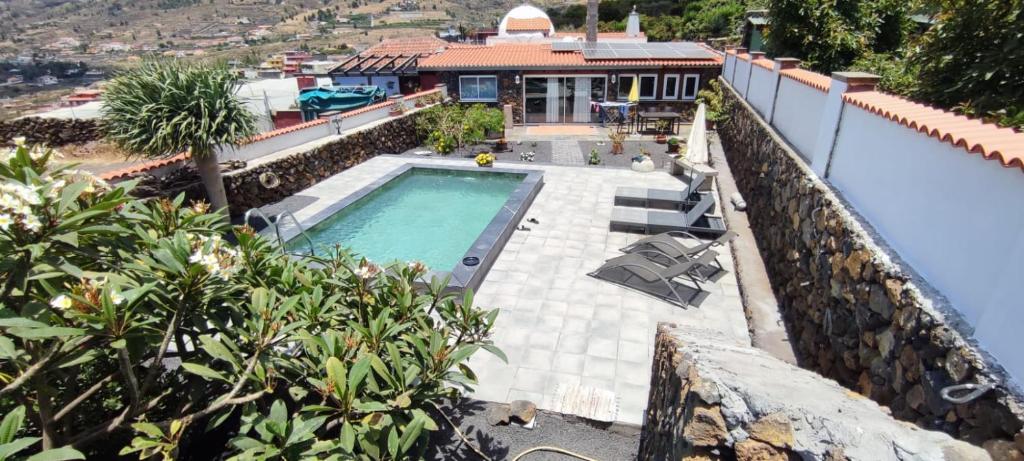 an aerial view of a house with a swimming pool at La casa de al lado in El Paso